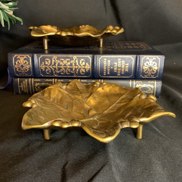 Set of 2 Vintage / antique CHC 5903 solid brass footed lemon leaf and berry dish - Picture 5 of 7